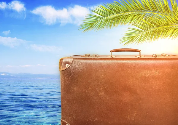 Begreppet sommaren reser med gammal resväska med burninig sol — Stockfoto