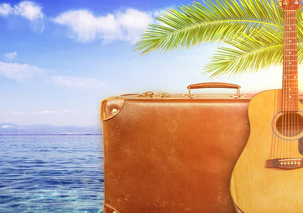 Concepto de verano viajando con una vieja maleta y guitarra y sol ardiente — Foto de Stock