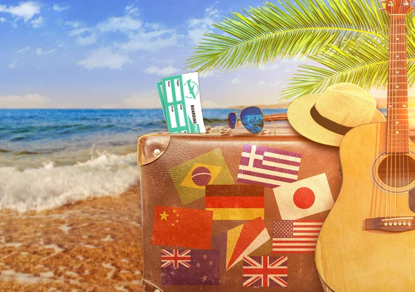 Concepto de verano viajando con una vieja maleta y guitarra y sol ardiente — Foto de Stock