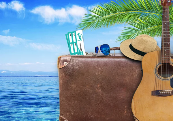 Sommerreise mit altem Koffer und Gitarre — Stockfoto