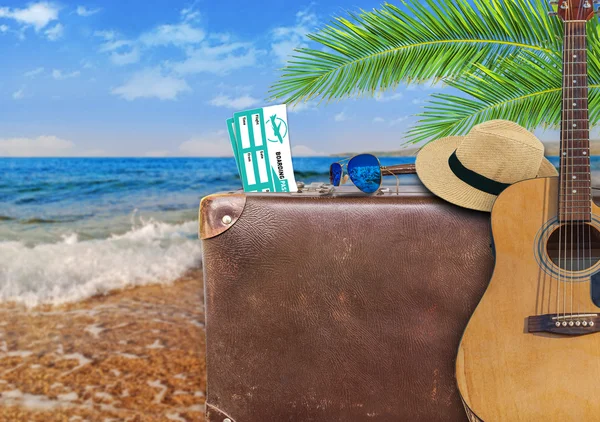 Koncepcja lato podróżujących z stare walizki i gitara — Zdjęcie stockowe