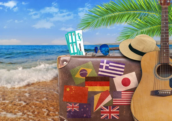 Concepto de verano viajando con una vieja maleta y guitarra — Foto de Stock