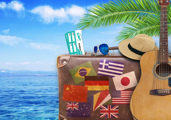 Concept van zomer reizen met oude koffer en gitaar — Stockfoto