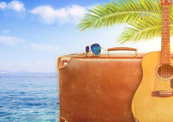 Concepto de verano viajando con una vieja maleta y guitarra y sol ardiente — Foto de Stock