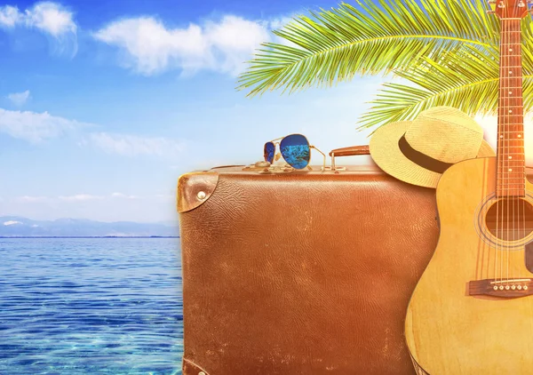 Concepto de verano viajando con una vieja maleta y guitarra y sol ardiente —  Fotos de Stock