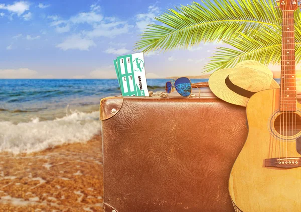Concepto de verano viajando con una vieja maleta y guitarra y sol ardiente —  Fotos de Stock