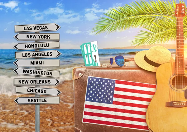 Concept of summer traveling with old suitcase and US town sign with burning sun — Stock Photo, Image