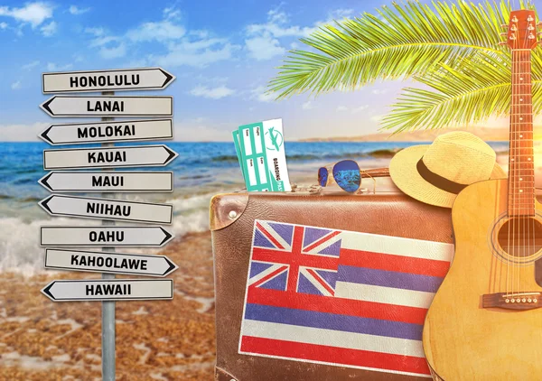 Concept van zomer reizen met oude koffer en Hawaii stad teken met het branden van de zon — Stockfoto