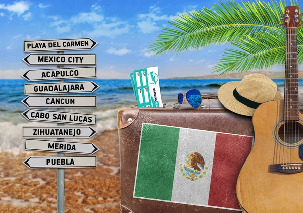 Begreppet sommaren reser med gammal resväska och Mexiko stad tecken — Stockfoto