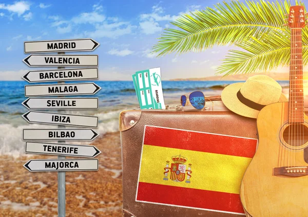 Koncepcja lato podróżujących z stare walizki i znak miasta Hiszpanii z burning sun — Zdjęcie stockowe