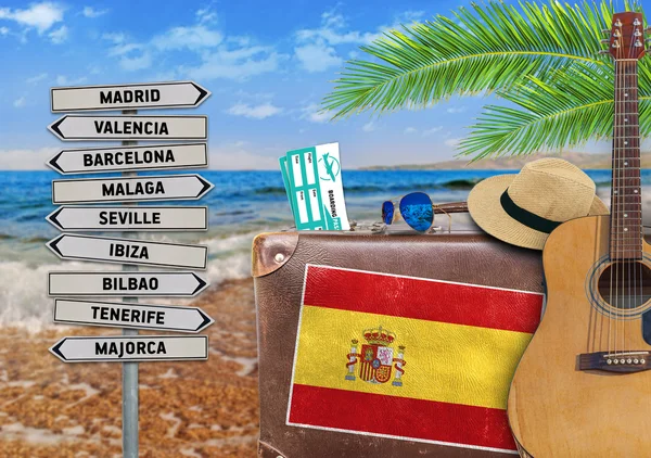 Concetto di estate che viaggia con vecchia valigia e cartello della città di Spagna — Foto Stock