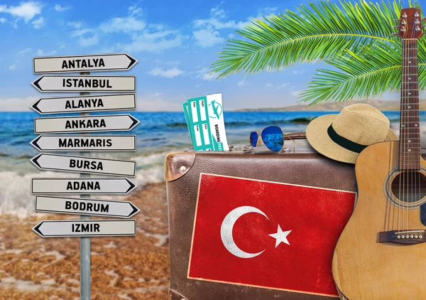 Concepto de viaje de verano con maleta vieja y ciudad de Turquía —  Fotos de Stock