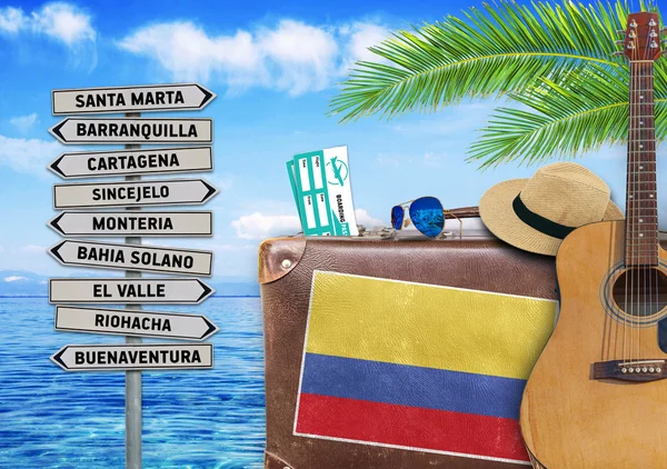 Concepto de verano viajando con maleta vieja y Columbia — Foto de Stock