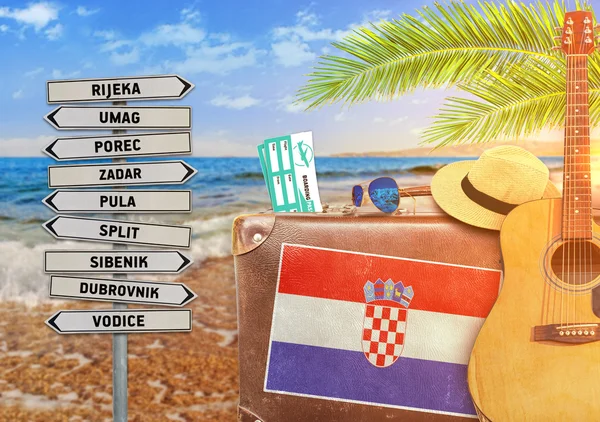 Concepto de verano viajando con maleta vieja y Croacia con sol ardiente — Foto de Stock