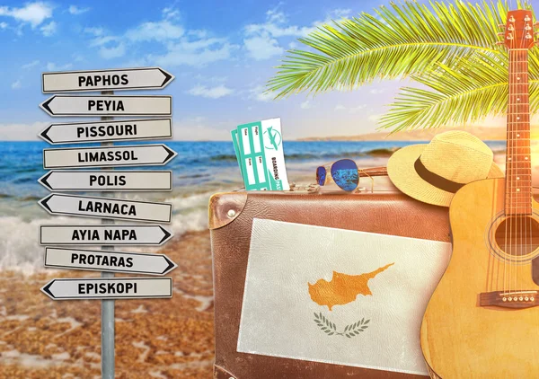 Concepto de verano viajando con maleta vieja y Chipre con sol ardiente — Foto de Stock