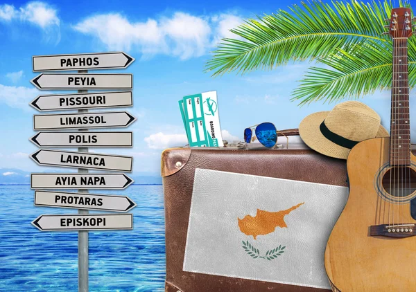 Concepto de viaje de verano con maleta vieja y Chipre — Foto de Stock