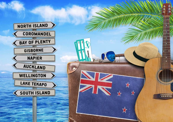 Begreppet sommaren reser med gammal resväska och Nya Zeeland — Stockfoto