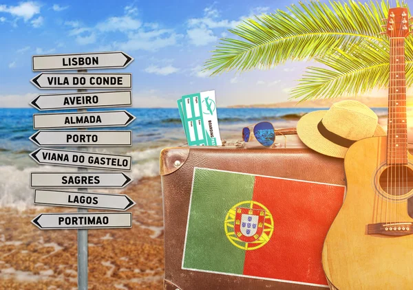 Conceito de verão viajando com mala velha e Portugal com sol ardente — Fotografia de Stock