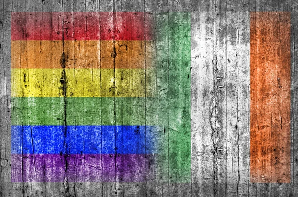 Флаг ЛГБТ и Ирландии на бетонной стене — стоковое фото