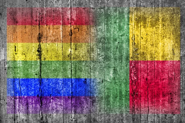 Флаг ЛГБТ и Бенина на бетонной стене — стоковое фото