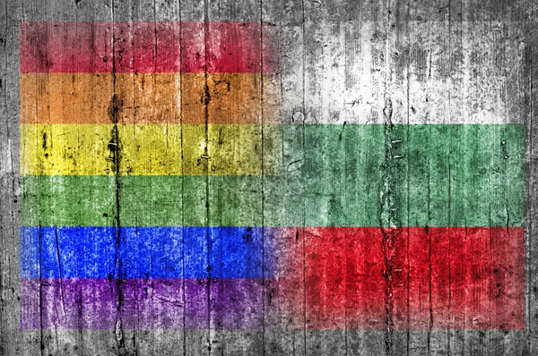 Bandera LGBT y Bulgaria en muro de hormigón — Foto de Stock