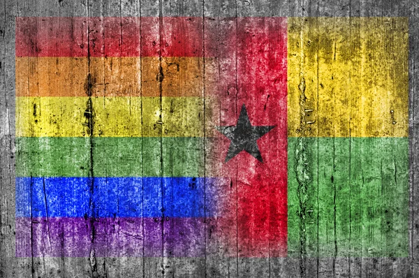Флаг ЛГБТ и Гвинеи-Бисау на бетонной стене — стоковое фото