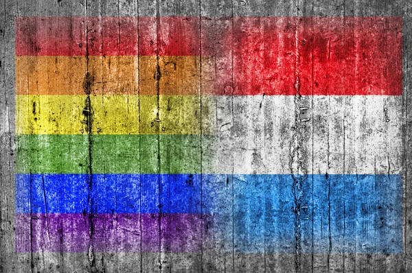 Флаг ЛГБТ и Люксембурга на бетонной стене — стоковое фото