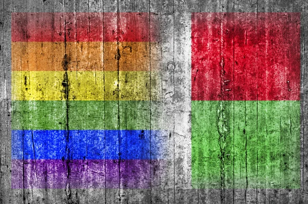 ЛГБТ і Мадагаскар прапор на бетонну стіну — стокове фото