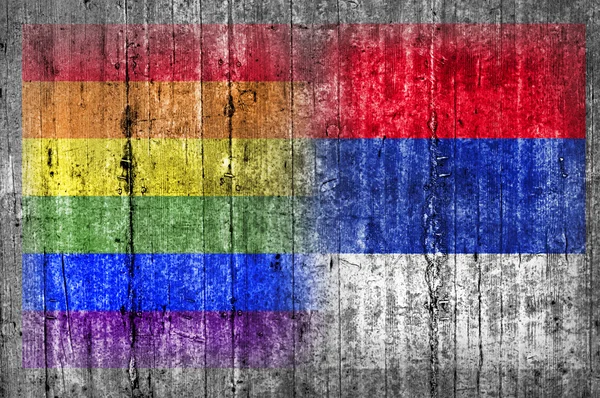 Bandera LGBT y República Serbia en muro de hormigón — Foto de Stock