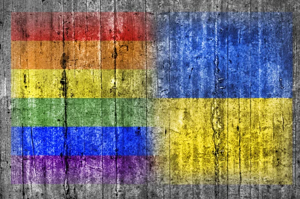 Bandiera LGBT e Ucraina su muro di cemento — Foto Stock