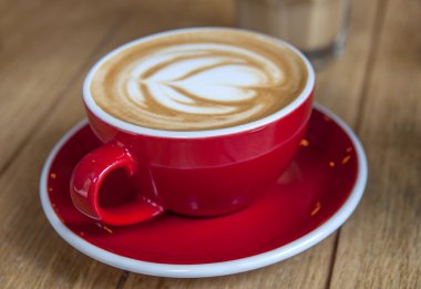 Kırmızı taze yapılmış espresso fincan