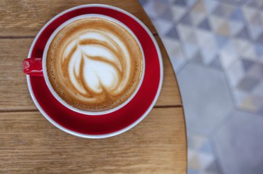 Kırmızı taze yapılmış espresso fincan