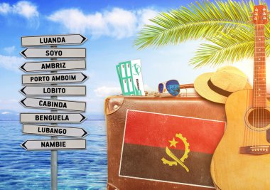 Eski bavul ve güneş yakıcı ile Angola şehir işareti ile seyahat yaz kavramı