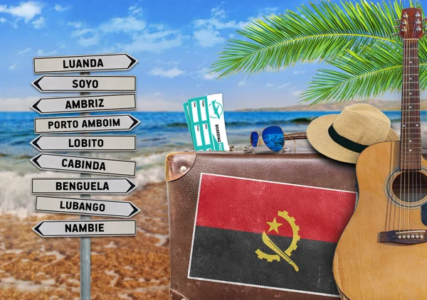 Концепция летнего путешествия со старым чемоданом и знаком города Анголы — стоковое фото