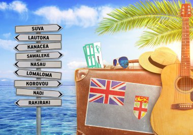Eski bavul ve Fiji şehir işareti güneş yakıcı ile seyahat yaz kavramı
