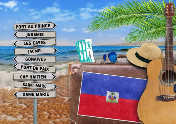 Sommerreise mit altem Koffer und haitianischem Ortsschild — Stockfoto