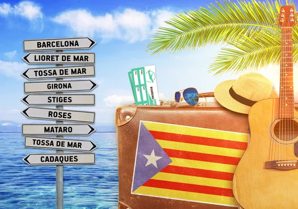 Concepto de verano viajando con maleta vieja y letrero de la ciudad de Cataluña con sol ardiente — Foto de Stock