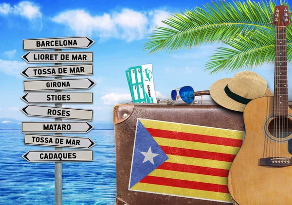 Koncepcja lato podróżujących z stare walizki i znak miasta Catalonia — Zdjęcie stockowe