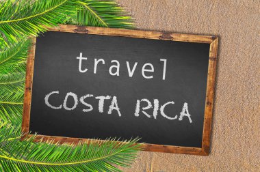 Seyahat Kosta Rika palmiye ağaçları ve kum plajındaki tahta