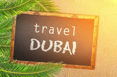 Seyahat Dubai palmiye ağaçları ve kum plajındaki tahta