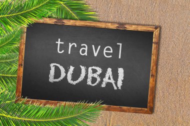 Seyahat Dubai palmiye ağaçları ve kum plajındaki tahta