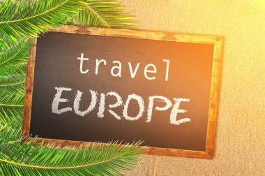 Seyahat Europe palmiye ağaçları ve kum plajındaki tahta