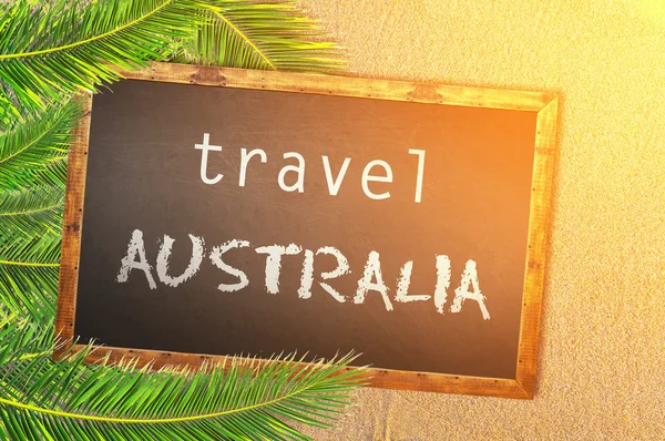 Cestovní Austrálie palem a tabuli na písečné pláži — Stock fotografie
