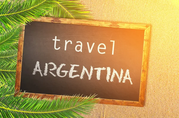 Cestovní Argentina palem a tabuli na písečné pláži — Stock fotografie