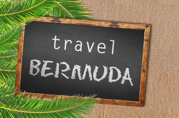Viajar Bermudas palmeras y pizarra en la playa de arena — Foto de Stock