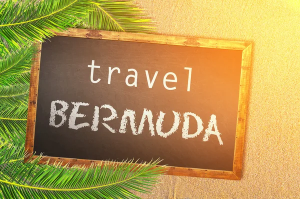 Viajar Bermudas palmeras y pizarra en la playa de arena — Foto de Stock