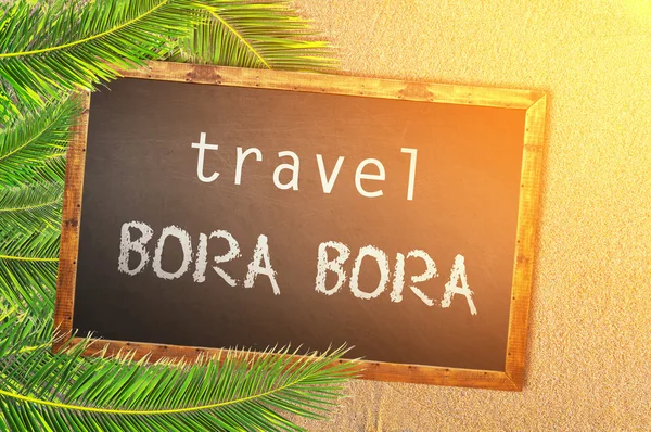 Viajar Bora Bora palmeras y pizarra en la playa de arena — Foto de Stock