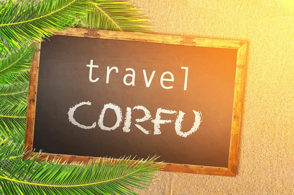 Viajar Corfú palmeras y pizarra en la playa de arena — Foto de Stock