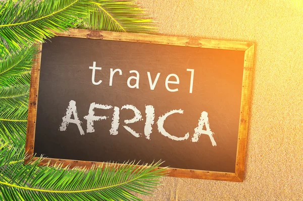 Reizen Afrika palmbomen en schoolbord aan zandstrand — Stockfoto