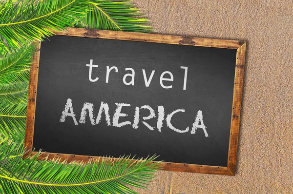 旅行アメリカのヤシの木と砂浜に黒板 — ストック写真